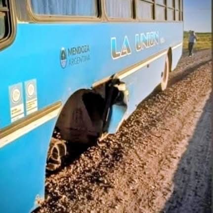 Rutas en mal Estado: Quedaron varados por la rotura de la rueda en un colectivo de la Empresa La Union 