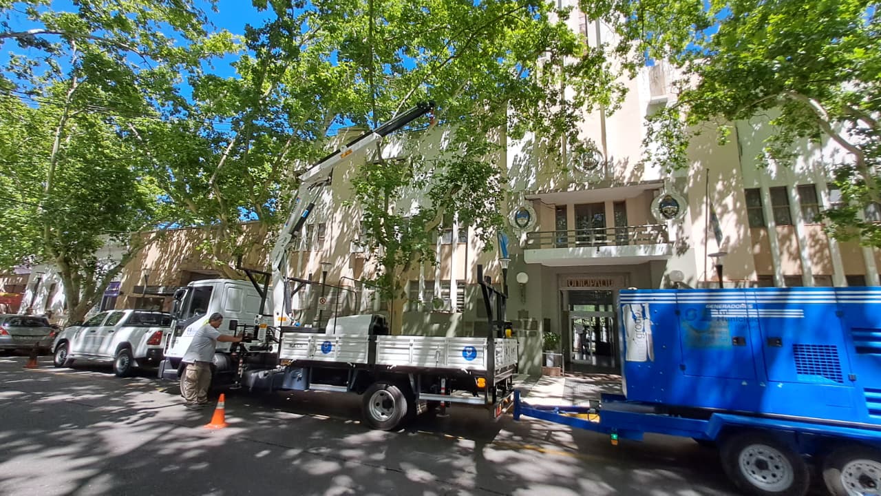 EL INTENDENTE OMAR FÉLIX PRESENTÓ UN NUEVO CAMIÓN GRUA CON HIDROELEVADOR PARA LA FLOTA MUNICIPAL